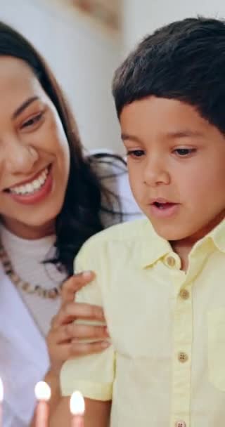 Madre Niño Pequeño Soplar Velas Para Feliz Cumpleaños Pastel Celebración — Vídeo de stock