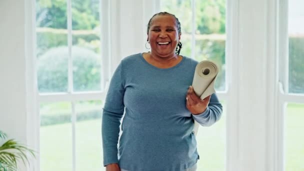 Senior Vrouw Met Yoga Mat Thuis Voor Een Glimlach Het — Stockvideo