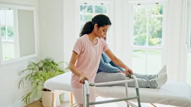 身体療法 シニア女性 整形外科医療従事者 および体重 理学療法士 ストレッチ 女性高齢者 臨床評価および手術による脚の怪我 — ストック動画