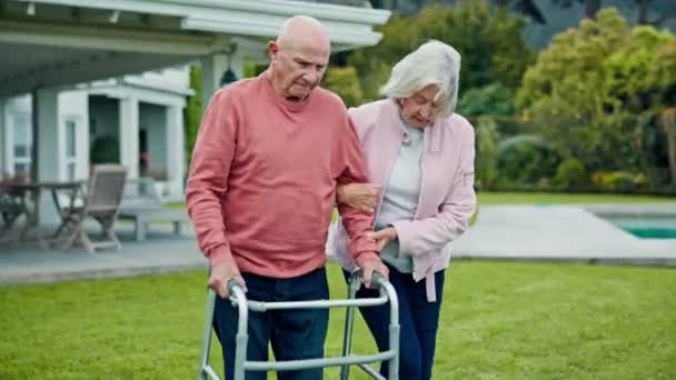 Walker Idősebb Pár Szabadban Sétálnak Támogatással Segítenek Nyugdíjazásban Házasságban Wellness — Stock videók
