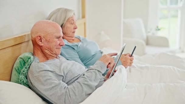 Starsza Para Łóżku Tabletem Telefonem Sprawdzanie Mediów Społecznościowych Post Relaks — Wideo stockowe