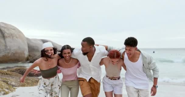 Grupo Correr Amigos Con Vacaciones Playa Sonrisa Con Escapada Fin — Vídeos de Stock