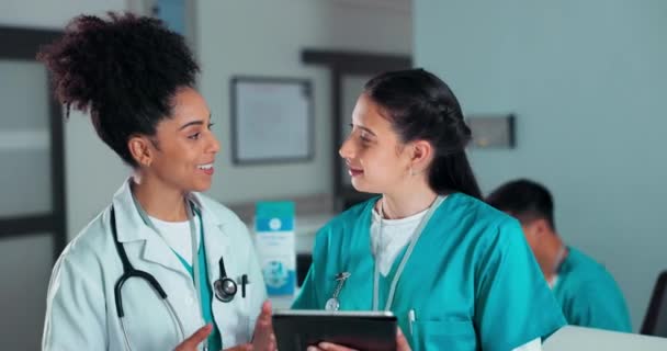 Ärzteteam Diskussionsrunde Und Frauen Auf Tabletten Krankenhaus Für Forschung Beratung — Stockvideo