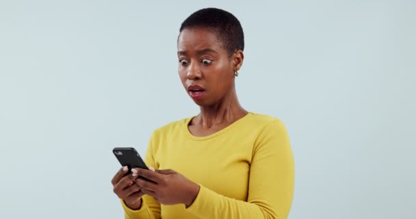Chocado Mulher Negra Smartphone Com Reação Aplicativo Digitação Fundo Estúdio — Vídeo de Stock