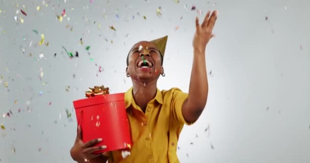 生日礼物 庆祝会和女人带着五彩纸屑淋浴 奖品和快乐跳跃 以换取白色背景的胜利 派对和非洲礼物获奖者 在演播室为奖金或奖赏而兴奋 — 图库视频影像
