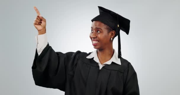 Γυναίκα Αποφοίτηση Και Φοιτητής Δείχνοντας Δάχτυλο Στο Στούντιο Για Σχολική — Αρχείο Βίντεο