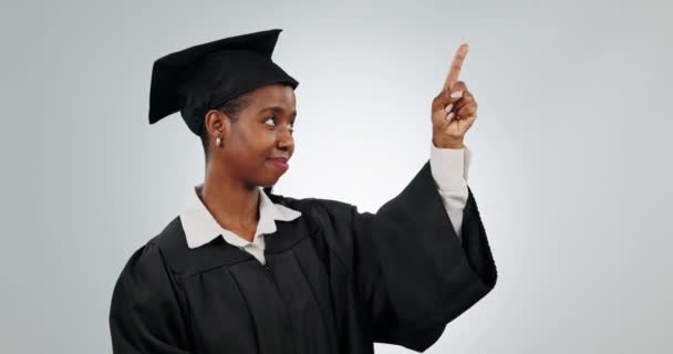 毕业典礼上 女生和学生在工作室里指指点点学校和教育广告 具有白种人背景的具有模型 列表或考核表的快乐毕业生黑人的画像 — 图库视频影像