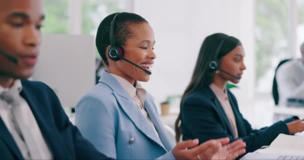 Call Center Laptop Zadowolona Czarna Kobieta Doradztwo Zakresie Wsparcia Technicznego — Wideo stockowe