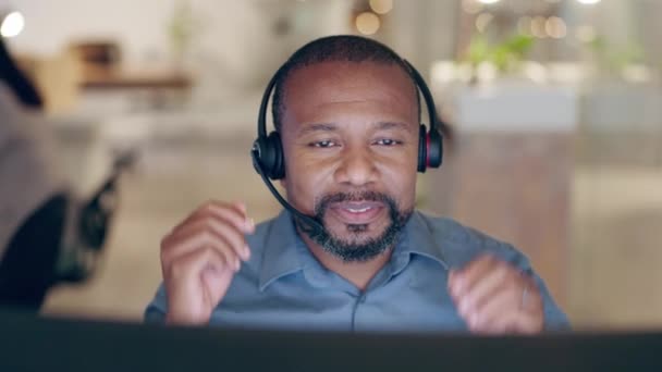 Hombre Negro Centro Llamadas Relajarse Descanso Servicio Cliente Soporte Telemarketing — Vídeos de Stock