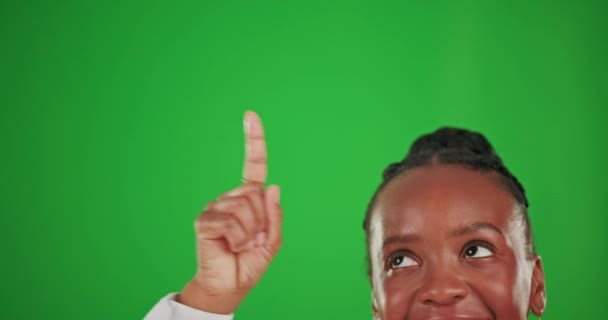 女人的脸和指向绿色屏幕 工作室交易和模拟背景 黑色女性广告的封杀令宣传 通告或提供资讯的活动迅速展开 — 图库视频影像