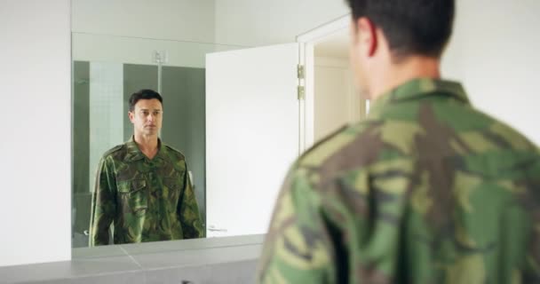 朝のバスルームの兵士は ミラー ユニフォーム カムフラージュでブートキャンプの準備をしています 軍の兵舎は 忠誠心 サービスを反映して見ているトイレ 戦闘と軍人 — ストック動画