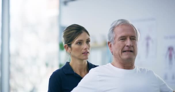 Consultation Physiothérapie Haltère Vieil Homme Faisant Exercice Bras Entraînement Médical — Video