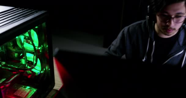 Yüksek Teknoloji Bilgisayar Karanlık Oda Online Oynayan Oyun Adamı Fantezi — Stok video