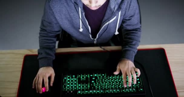 Computadora Jugador Nocturno Hombre Feliz Celebran Juego Ganador Competencia Rpg — Vídeo de stock