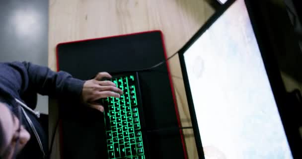 Teclado Computador Jogador Homem Digitando Rápido Jogo Jogar Desafio Noturno — Vídeo de Stock