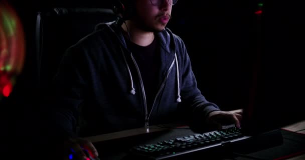 コンピュータ スクリーン 夜および人間タイピング ゲームまたは遊ぶファンタジーの挑戦 最初の人間のシューティングまたは仮想戦争シミュレーション ゲーマーはオンライン軍の戦い デジタル世界 またはシューティングゲームのキャラクターを制御します — ストック動画