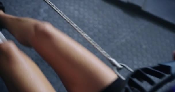 Kobieta Fitness Wioślarz Treningu Ćwiczeń Lub Treningu Pomieszczeniach Cardio Siłowni — Wideo stockowe