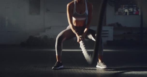 Mujer Fitness Cuerda Batalla Para Entrenamiento Entrenamiento Ejercicio Intenso Gimnasio — Vídeos de Stock
