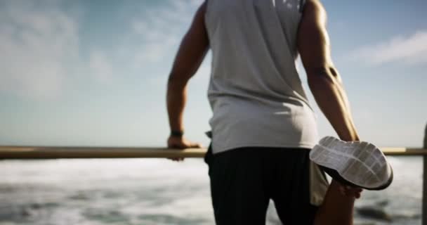 Man Stretching Het Strand Fitness Outdoor Met Hardlopen Cardio Gezondheid — Stockvideo