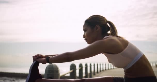 Donna Stretching Gambe Spiaggia Fitness All Aperto Con Corsa Cardio — Video Stock