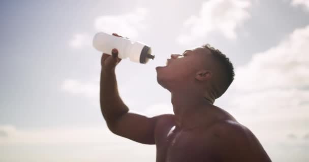 Фітнес Небо Спортивний Чорношкірий Чоловік Ють Воду Зволоження Заході Сонця — стокове відео