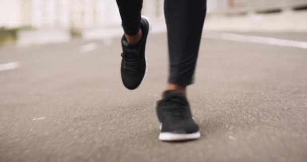 Ноги Фитнес Человек Бегущий Дороге Крупным Планом Время Марафона Гонки — стоковое видео