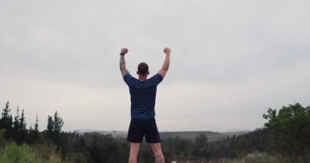 Mens Viert Feest Succes Training Natuur Voor Hardlopen Wandelen Fitness — Stockvideo