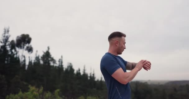Man Fitness Succes Hardlopen Met Slim Horloge Natuur Voor Trainingsdoelen — Stockvideo