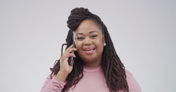 Mujer Negra Cara Llamada Telefónica Estudio Para Comunicación Chismes Contacto — Vídeo de stock