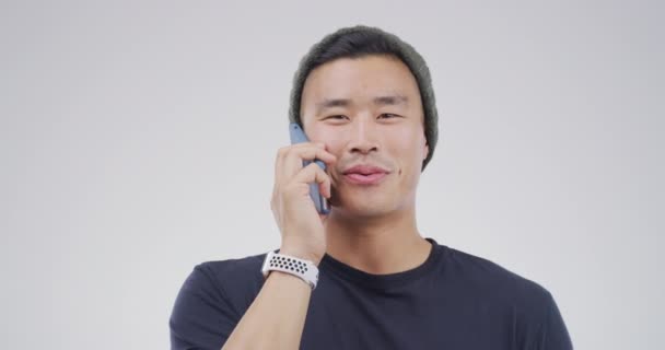 Telefone Sorriso Homem Asiático Com Conversa Contato Discussão Sobre Fundo — Vídeo de Stock