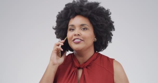 ホワイトスタジオの背景にある連絡先 コミュニケーション モバイルユーザーとの電話 黒人女性 スマートフォン付きのポートレート アフリカ人 モデル 笑顔でチャット — ストック動画