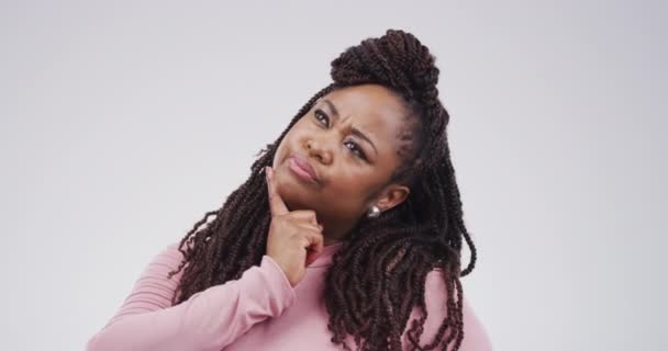Denken Studiogezicht Twijfel Van Zwarte Vrouwen Onzeker Verward Met Oplossingsideeën — Stockvideo