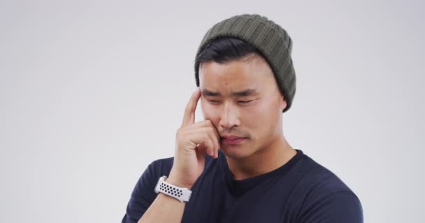 Confused Studio Face Thinking Asian Man College Student Learner Planning — Stock Video