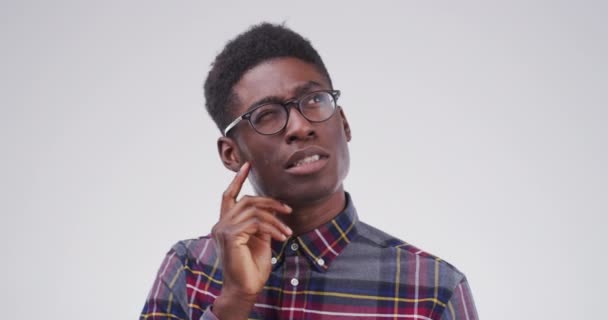 Мыслительное Лицо Сомнения Студия Чернокожего Человека Студента Университета Планирование Проектного — стоковое видео