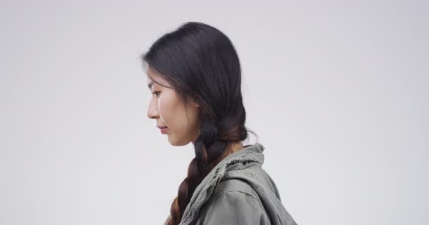 Злий Розчарований Азіатська Жінка Білому Тлі Кризою Засмученим Негативним Виразом — стокове відео