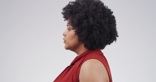 イライラし 白い背景にある黒人女性の顔 ネガティブな表現 スタジオでの怒り タンクトラム 問題のためのアフリカの人物のバーンアウト ストレスと肖像 — ストック動画