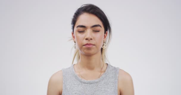Poważna Kobieta Twarz Puste Spojrzenie Stojące Odizolowane Tle Studia Portret — Wideo stockowe