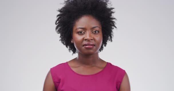 Stüdyodaki Şüpheli Yüz Siyah Kadın Gri Arka Planda Kafası Karışmış — Stok video
