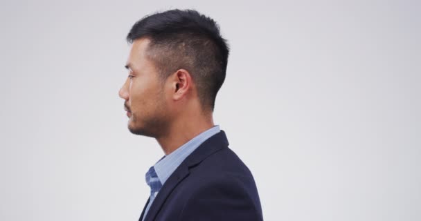 ビジネス 成功とスタジオでアジア人男性の顔に手 ニュースやグレーの背景に対処 ローン 承認または絵文字サプライズによる日本の起業家のスタートアップ 肖像画 — ストック動画