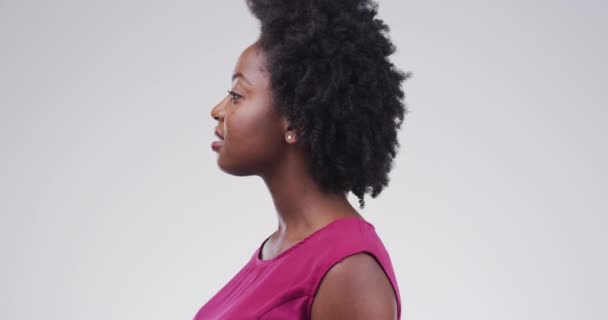 Ничего Себе Потрясены Руки Лице Черной Женщины Студии Выигрышными Новостями — стоковое видео