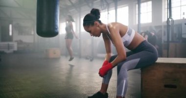 Kadın, spor salonunda boks yaptıktan sonra soluk alıp veriyor ve yorgunluk, sağIık ve kum torbası ve güçle savaşıyor. Sağlık, egzersiz ve nefsi müdafaa. Spor antrenmanını terli ve boksörle tamamla..