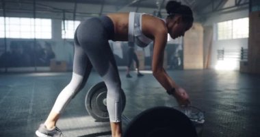Kadın, toz ve halter, halter ve vücut geliştirici ile beden eğitimi, kas eğitimi ve güç ile güçlü. Metal ekipmanlarla ciddi, kararlı ve idman, egzersiz ve vücut geliştirme.