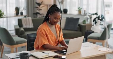 Siyahi kadın, ev işlerinde başarı ve bilgisayardaki uzak çalışma, sosyal medya ya da heyecanlı blog için kutlama. Bilgisayarlı mutlu kız e-posta, iyi haber ve serbest çalışmada başarılı..