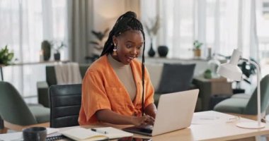 Siyahi bir kadın, ev işlerinde heyecanlı ve uzaktan çalışma, sosyal medya ya da blog dairesi için dizüstü bilgisayarda kutlama yapıyor. Bilgisayarlı mutlu kız e-posta, başarı ve serbest çalışmada başarı kazandı..