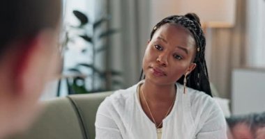 Psikoloji, akıl sağlığı ve travma. Siyahi bir kadın terapistin ofisinde bir hastayla konuşması. Genç bir psikologa destek, danışmanlık ve empati..
