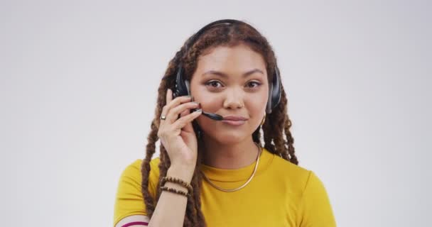 Face Çağrı Merkezi Stüdyoda Kulaklıkla Konuşan Mutlu Kadın Beyaz Bir — Stok video
