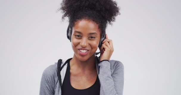 ホワイトバックグラウンドでサポート アドバイス カスタマーサービスを備えたコールセンターでのハッピー コンサルタント 肖像画 黒人女性 私達に連絡するか またはテレマーケティングのヘルプ デスクまたは表面との販売のためのコミュニケーション — ストック動画