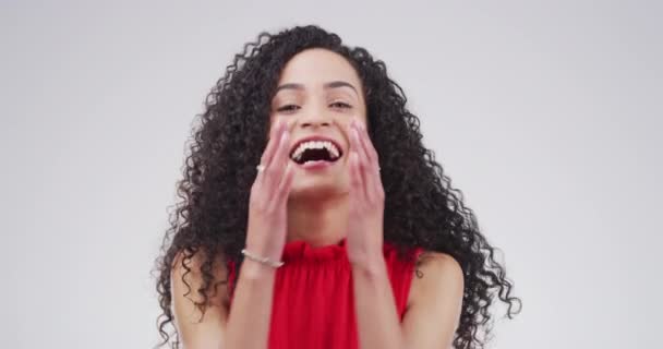 Счастливы Смеются Смотрят Лицо Женщины Студии Смешными Шутливыми Безумными Фейковыми — стоковое видео