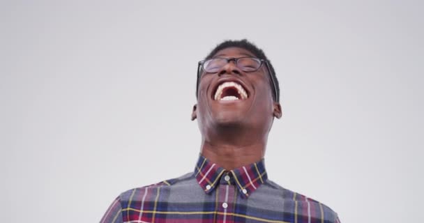 Hombre Negro Risa Retrato Divertido Estudio Fondo Blanco Maqueta Comedia — Vídeos de Stock
