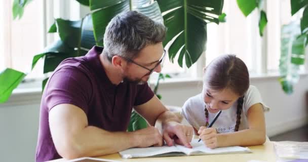 Μπαμπά Παιδί Και Σημειωματάριο Για Σχολείο Γράψιμο Και Εκπαίδευση Βιβλίο — Αρχείο Βίντεο